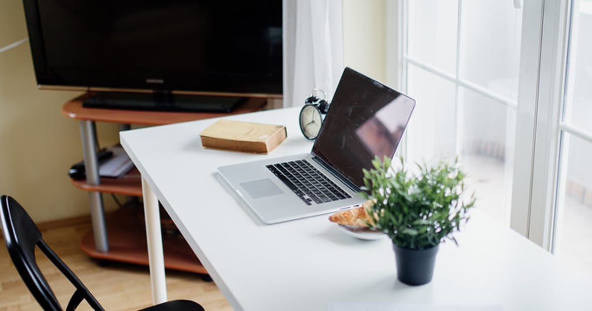 Small desk setup ideas for tiny rooms