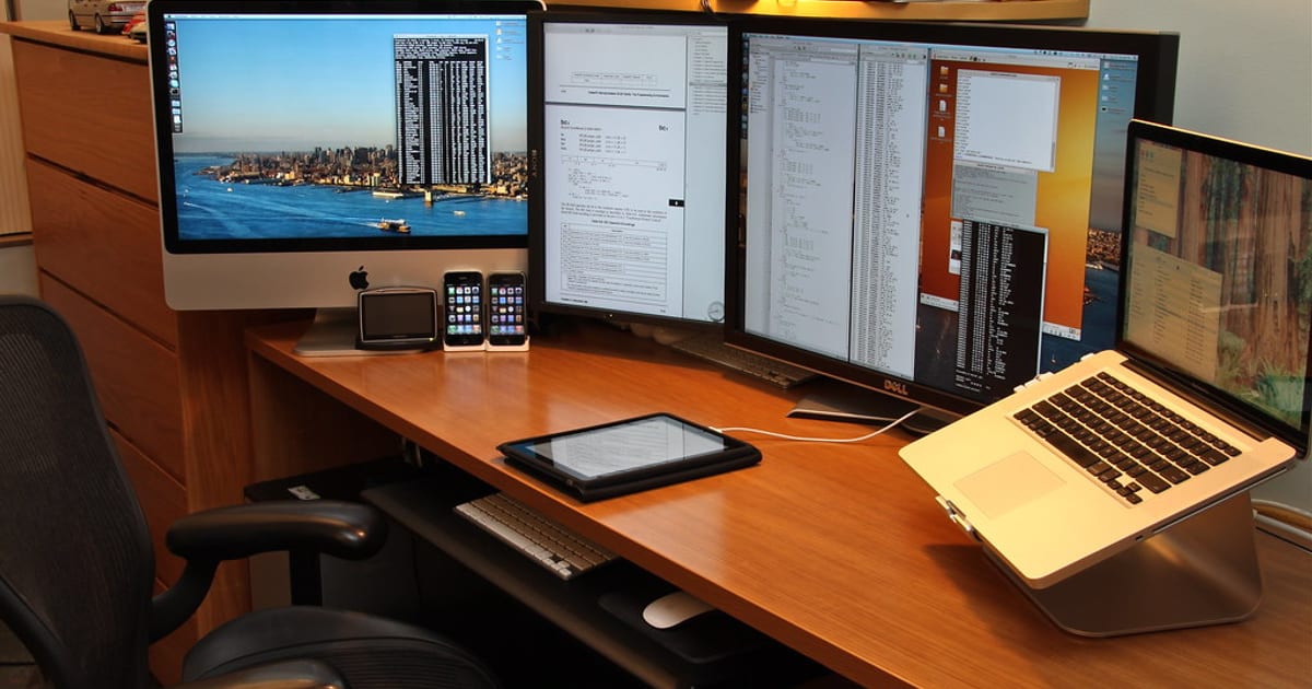White desk setup ideas that look expensive, not clinical